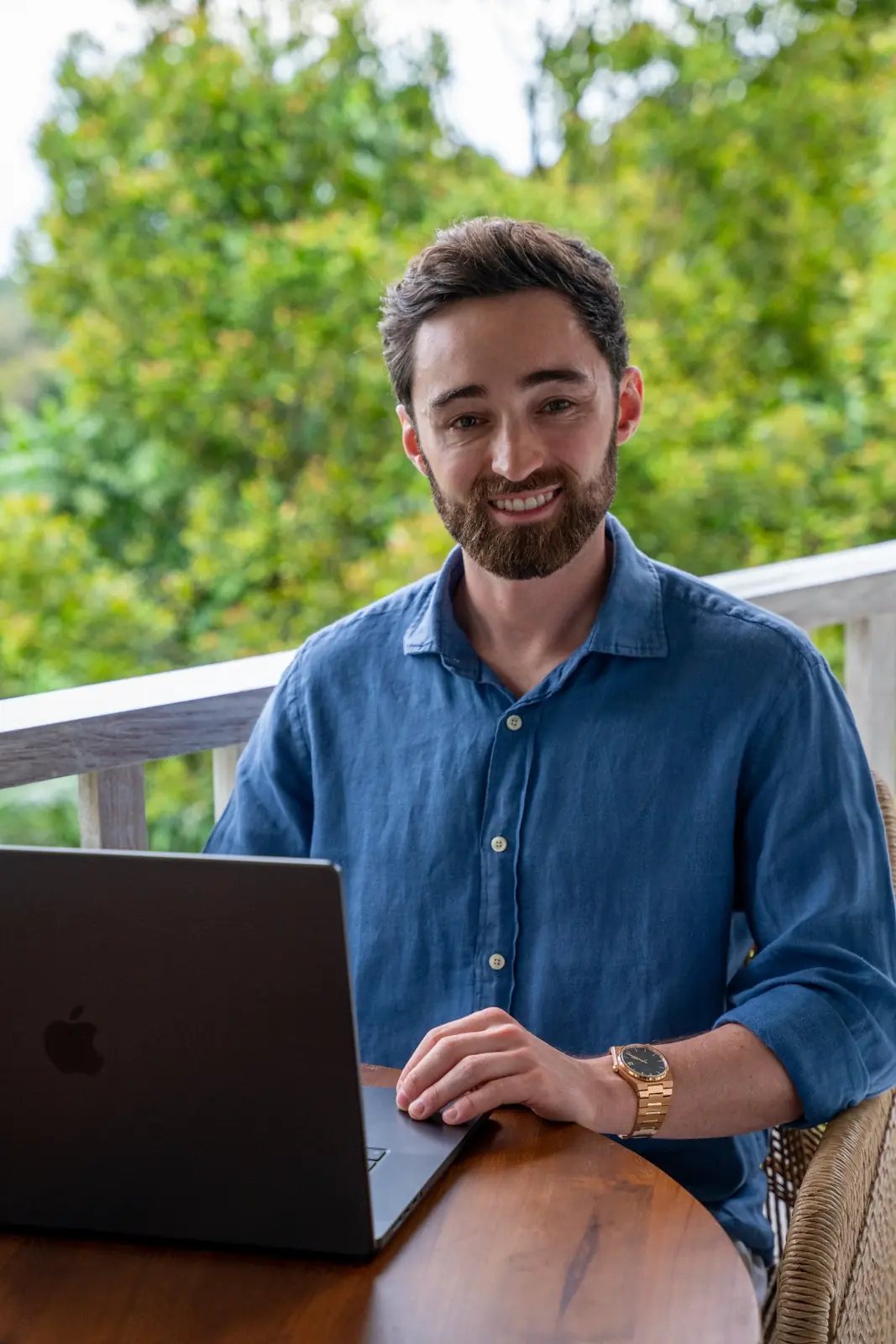 Patrick Viaja trabajando con su laptop en una terraza en Bali, Indonesia — creador del curso Trabajo Remoto Desde Cero