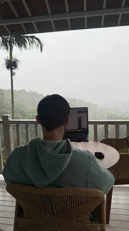 Patrick trabajando en remoto desde una terraza con vistas a la selva en Bali, Indonesia