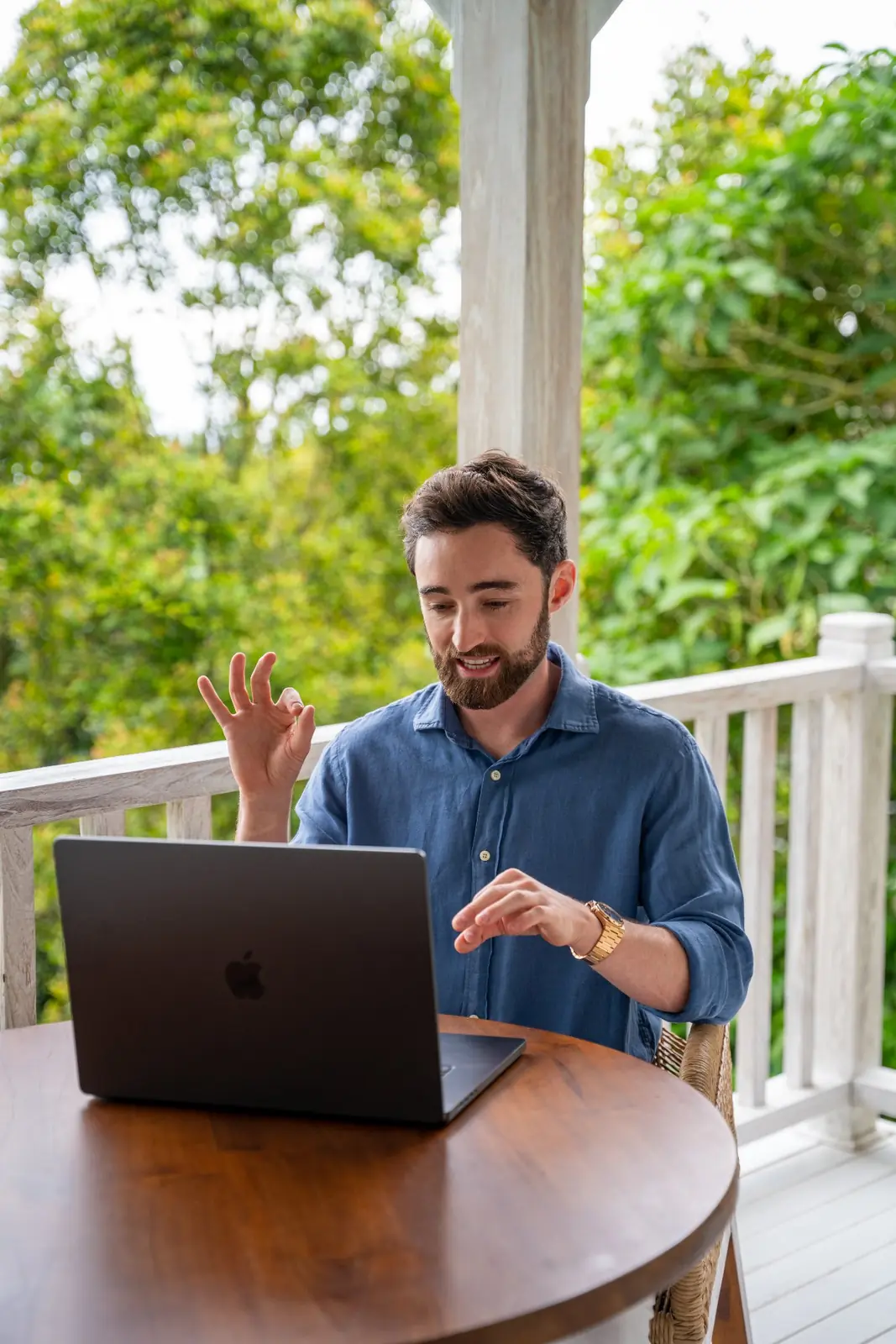 Patrick Viaja en videollamada trabajando en remoto desde Bali, Indonesia