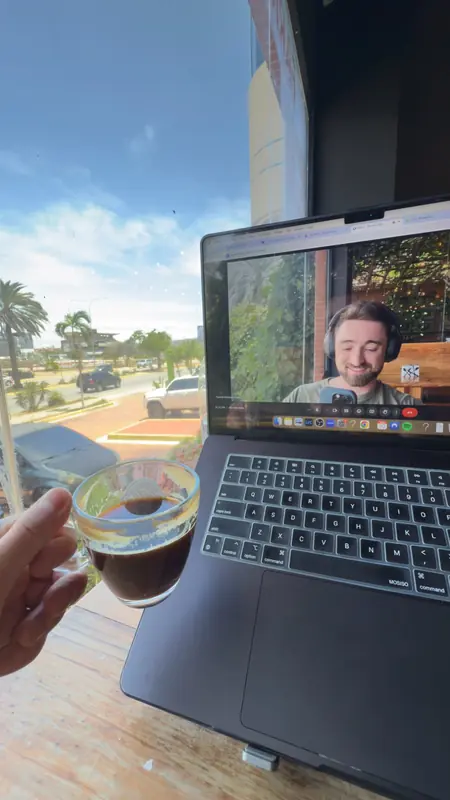 Patrick tomando café en videollamada trabajando en remoto desde Margarita, Venezuela